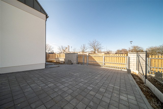 parkovací stání u domu [6/24]